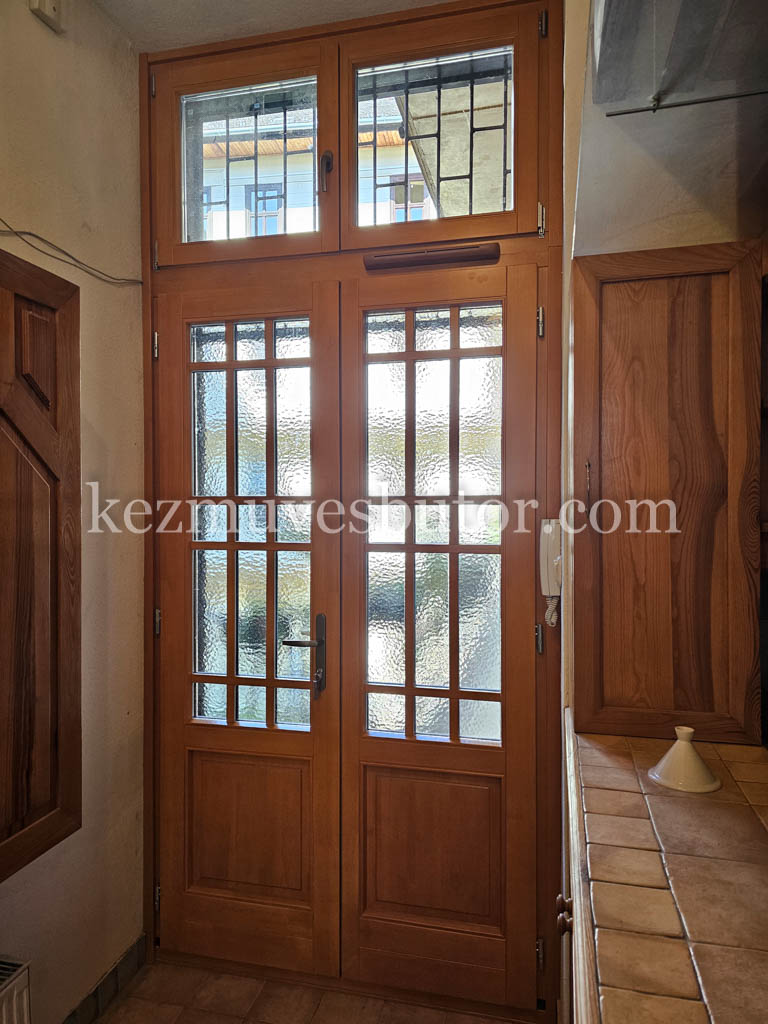 Álosztós lazúros bejárati ajtó Lazúros fa bejárati ajtó álosztós kialakítással