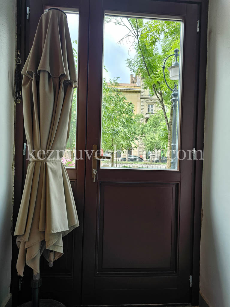 Andrássy úti kávézó bejárati ajtó Bejárati ajtó kávézóhoz az Andrássy úton