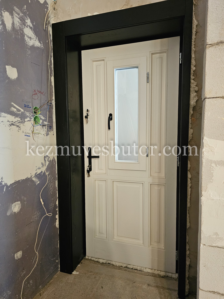 Bejárati ajtó fekete-fehér kisablakkal kép Bejárati ajtó fekete-fehér kisablakkal