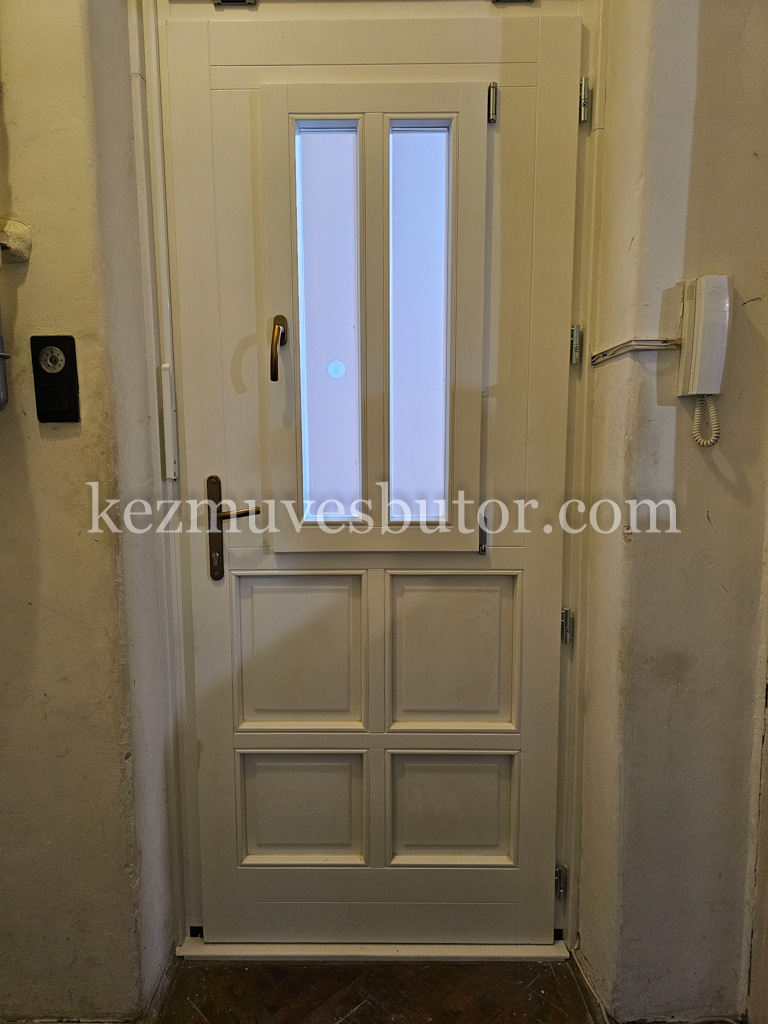 Bejárati ajtó nyitható kisablakkal