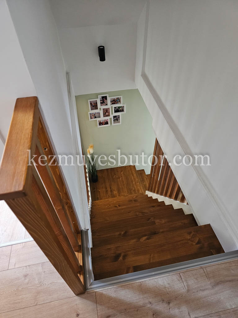 Fa korláttal készült beltéri lépcső