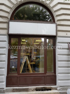 Belvárosi barna kirakat ablak