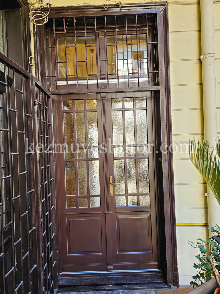 Belvárosi bejárati ajtó – eredeti mintára készítve Bejárati ajtó belvárosi épülethez, eredeti stílusban felújítva