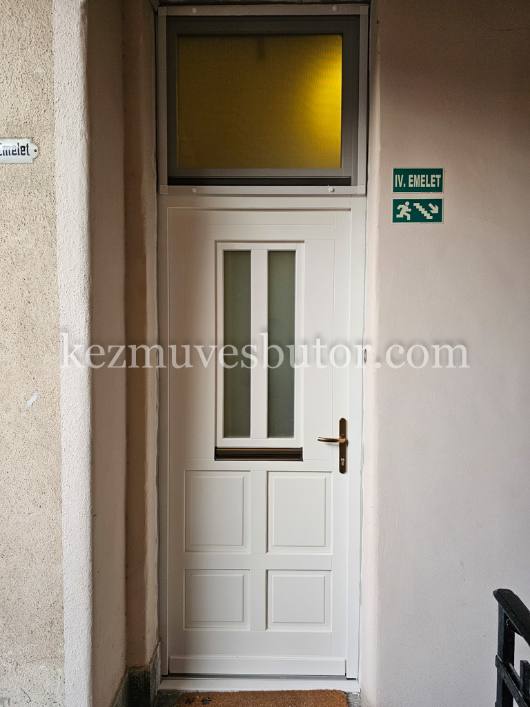Belvárosi bejárati ajtó fix szúnyoghálóval