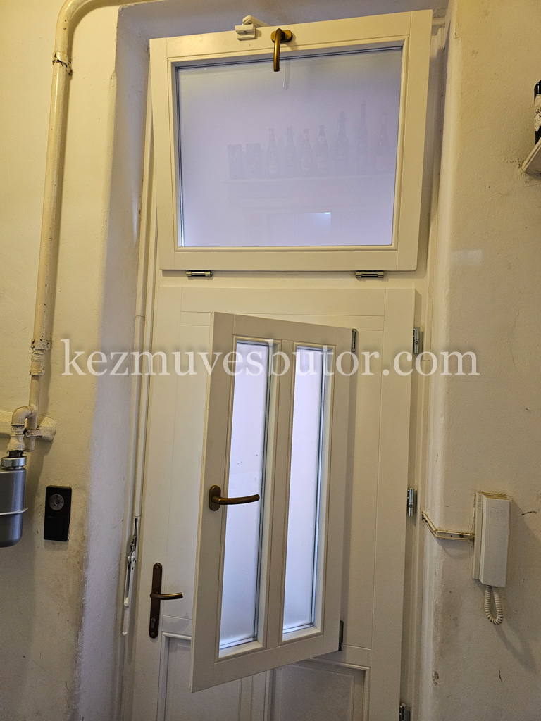 Belvárosi bejárati ajtó nyitható kisablakkal