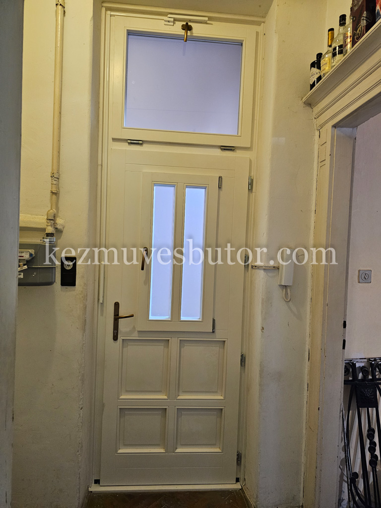 Belvárosi bejárati ajtó távnyitóval