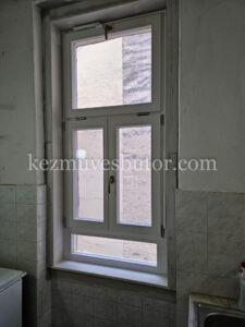 Belvárosi fa ablak távnyitóval