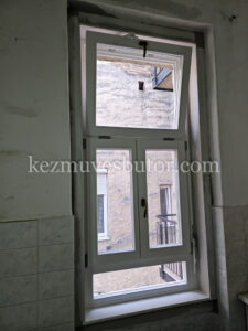 Belvárosi fehér fa ablak távnyitóval