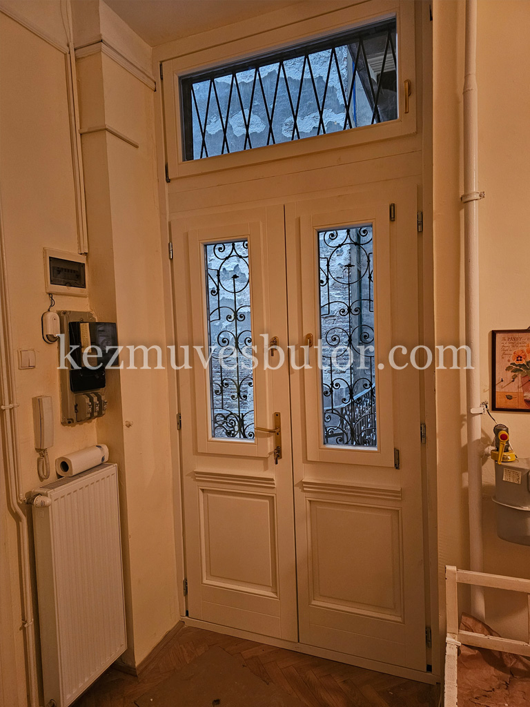 Belvárosi rácsos fa ajtó két színű kép Belvárosi rácsos fa ajtó két színű