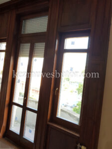 Borovi fenyő hőszigetelt nyílászárók rejtett motoros redőnnyel