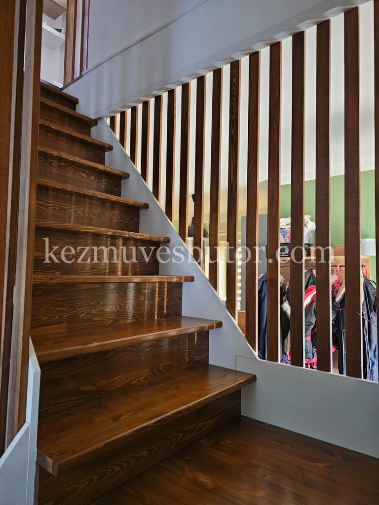 Lépcső borovifenyő lépcsőlapokkal