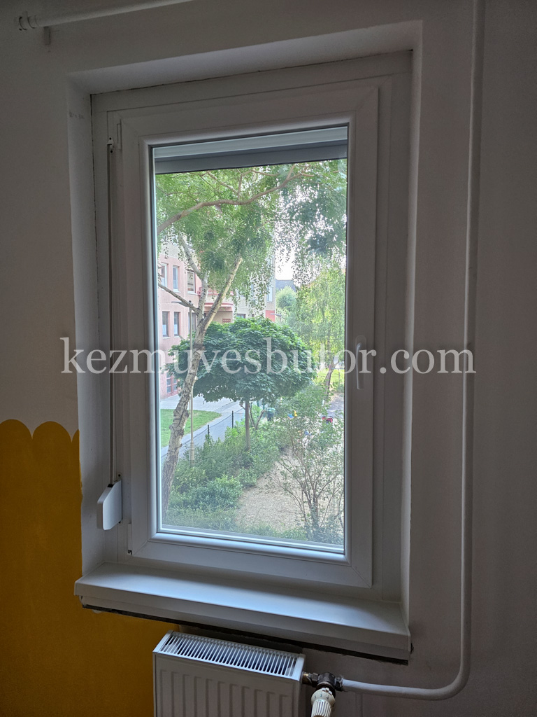 Bukó nyíló ablak redőnnyel Káposztásmegyer