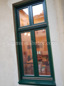 Egyedi díszes fa ablak