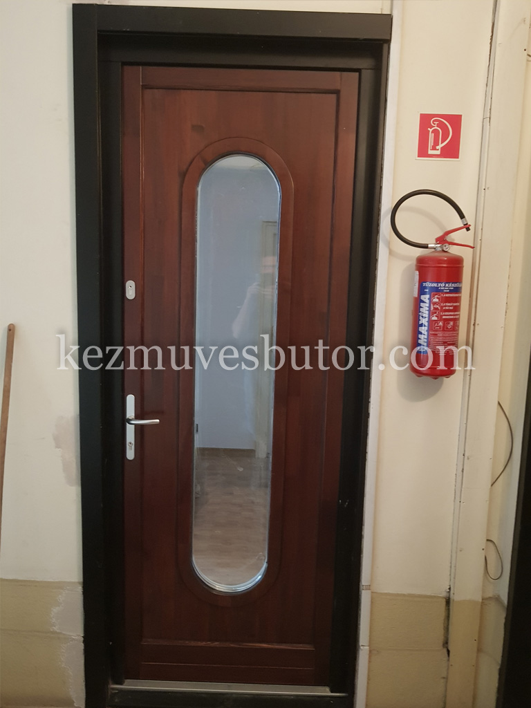 Egyedi fa bejárati ajtó íves üveges panellal kép Egyedi fa bejárati ajtó íves üveges panellal