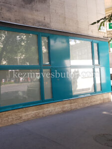 Egyedi színű fa ablak