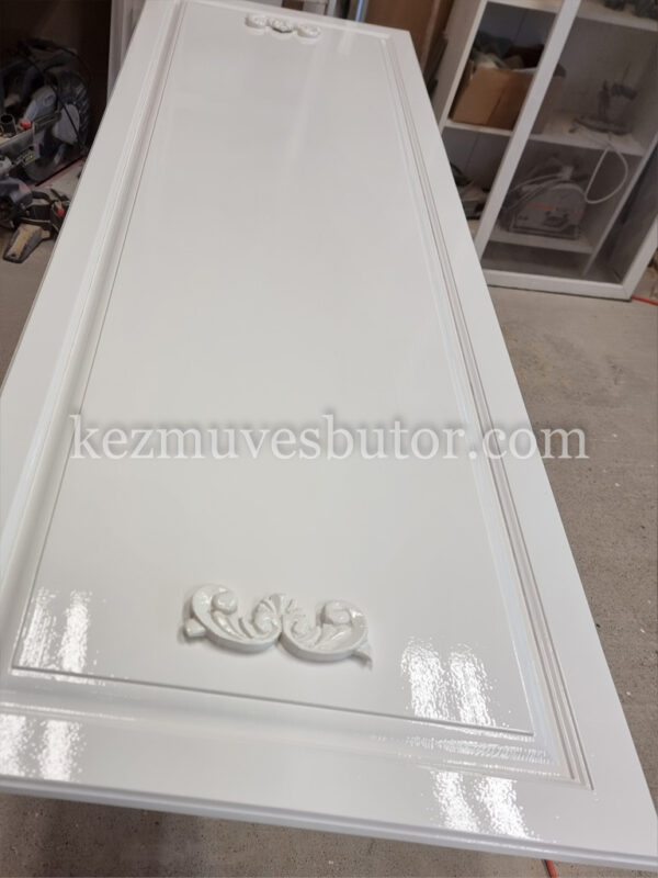 kép Előszoba szekrény ajtó faragott dísszel