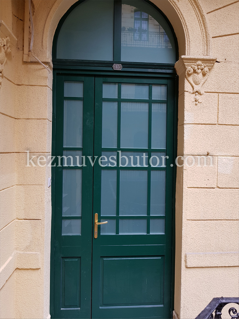 Fa bejárati ajtó álosztóval kép Fa bejárati ajtó álosztóval