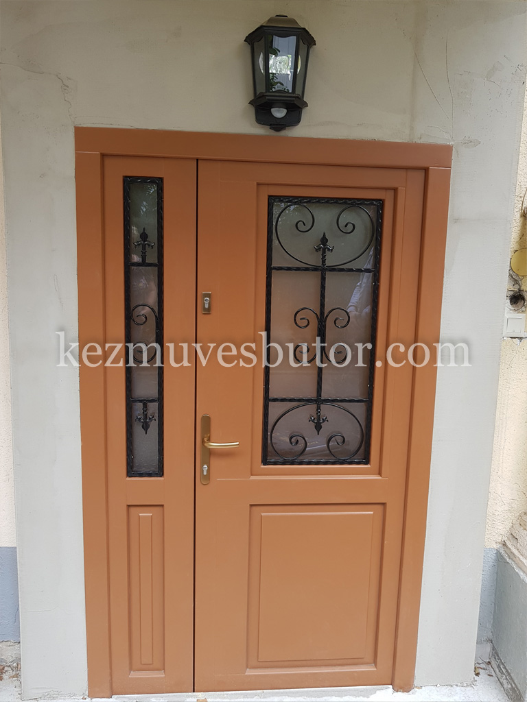 Fa bejárati ajtó díszráccsal kép Fa bejárati ajtó díszráccsal