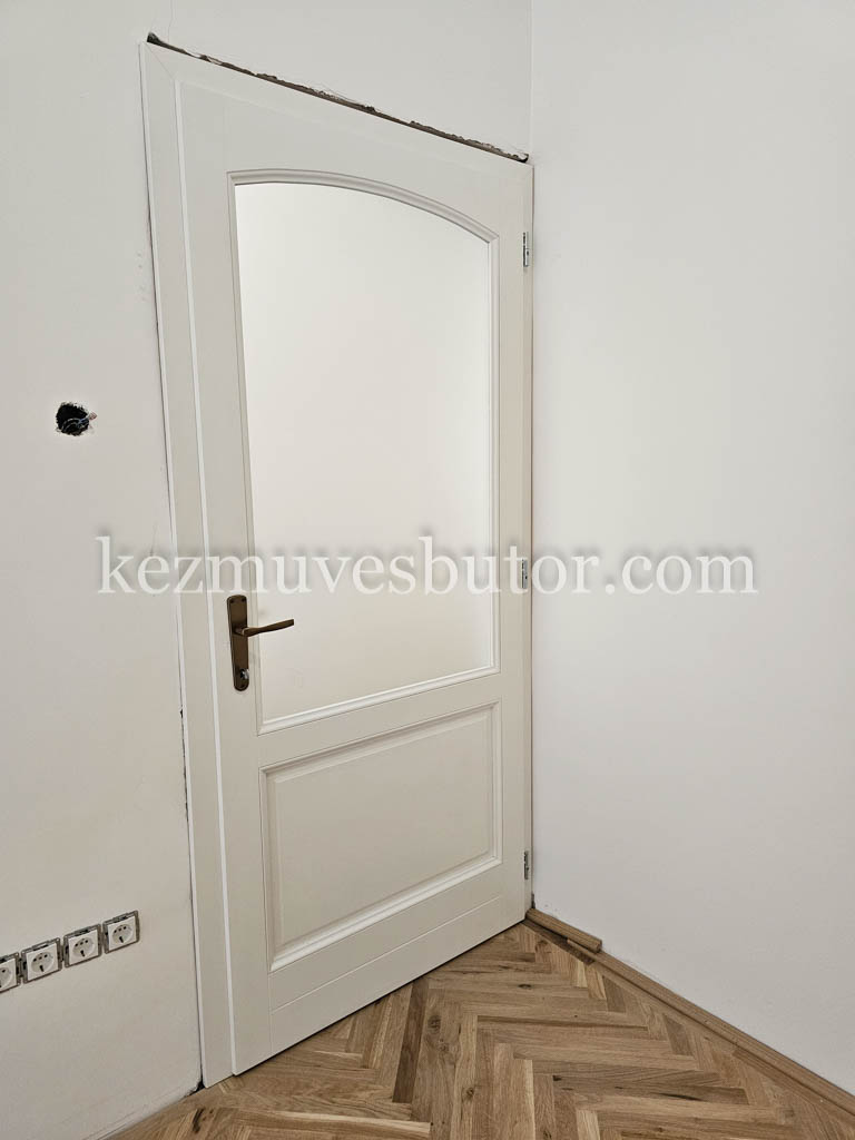 Fa íves beltéri ajtó savmart üveggel Íves fa beltéri ajtó savmart üveggel