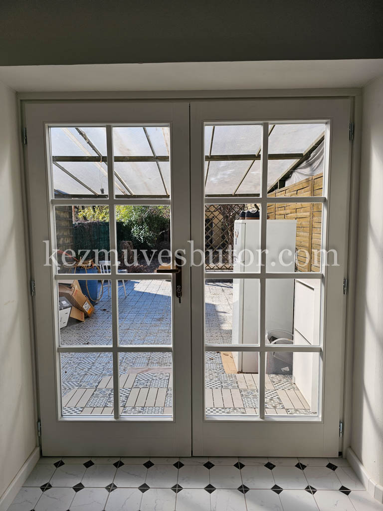 Fa kétszárnyú teraszajtó álosztással Fa álosztós kétszárnyú teraszajtó nyíló kivitelben