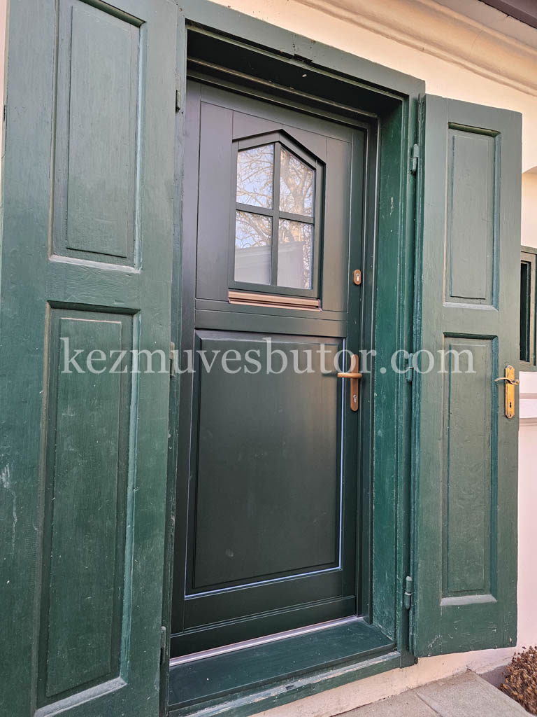 Fa zöld ajtó nyitható kisablakkal az eredeti kép megtartása Zöld fa ajtó nyitható kisablakkal, eredeti stílus megtartásával