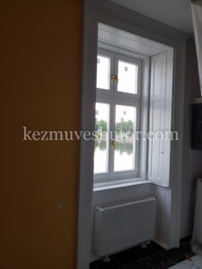 Fehér ablak díszborítással