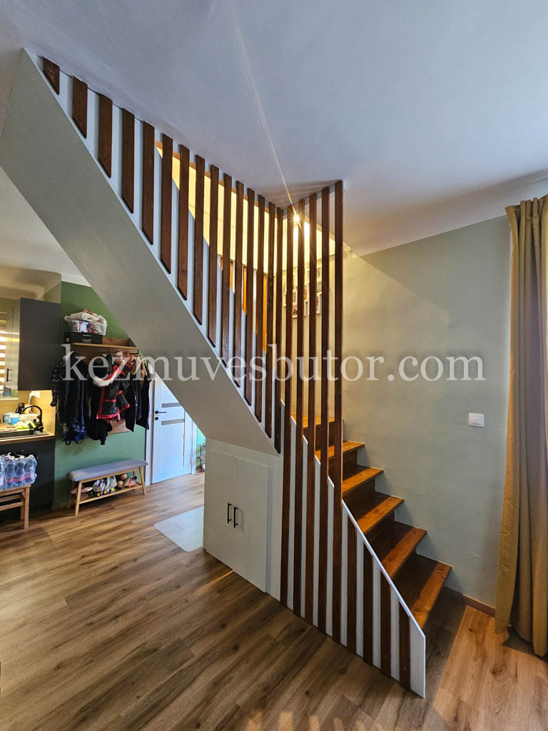 Fehér lépcső lazúrbarna fa fokokkal és korláttal