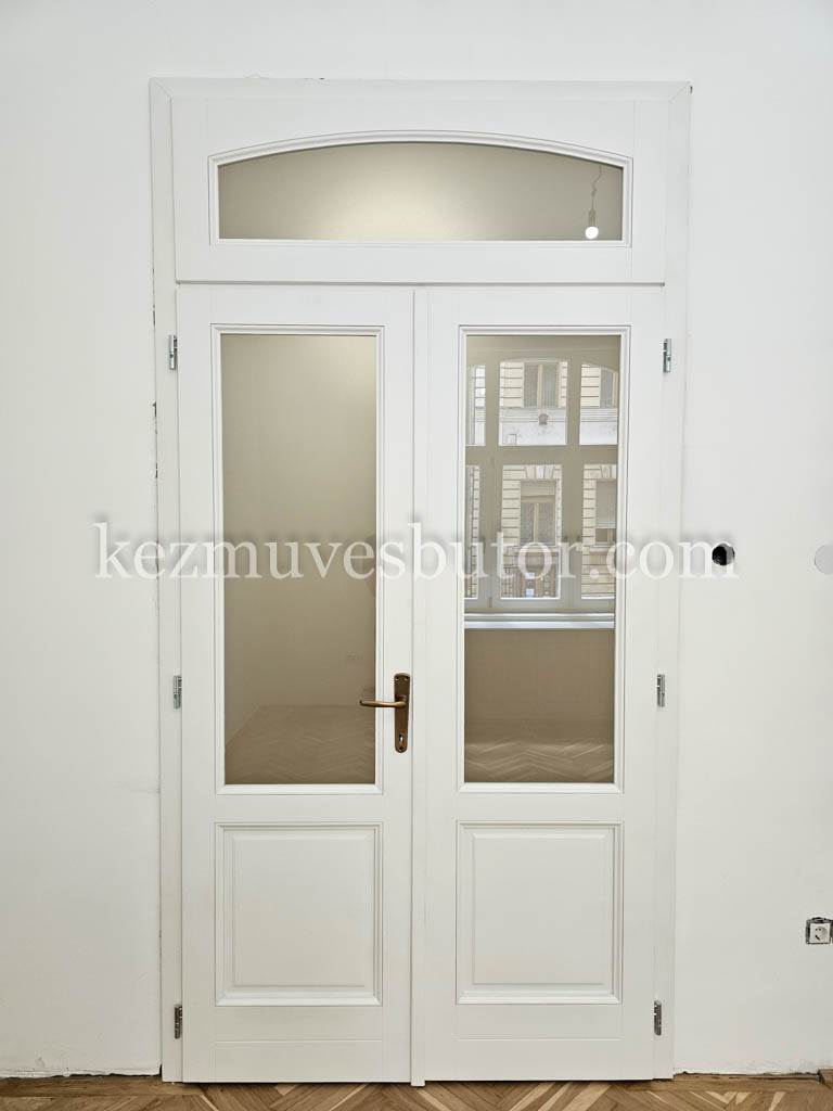 Fehér fa beltéri ajtó felülvilágítóval Fehér fa beltéri ajtó felülvilágító üvegezéssel