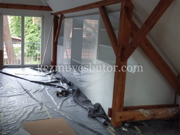 kép Fehér szekrény tetőtérbe