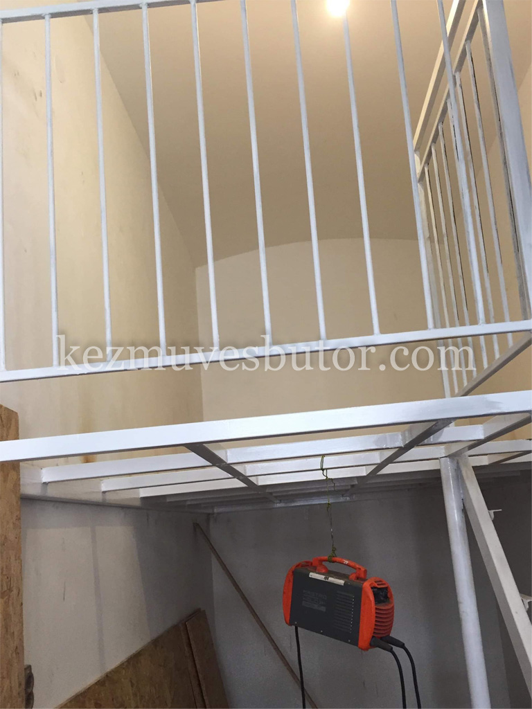 Fém galéria hengeres tartóoszloppal