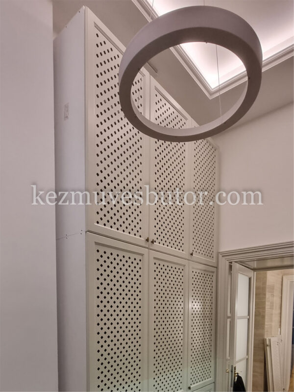 Festett gardrób szekrény perforált fronttal kép Festett gardrób szekrény perforált fronttal