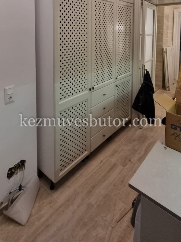 Festett gardrób szekrény perforált fronttal Festett gardrób szekrény perforált fronttal