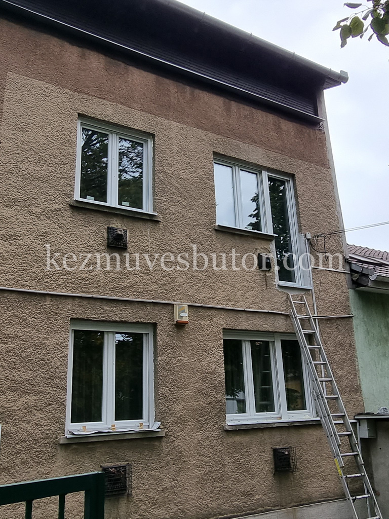 Hőszigetelt műanyag ablakok ráépítős redőnnyel