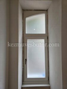 Íves fa ablak savmart üveggel Íves fa ablak savmart üveggel