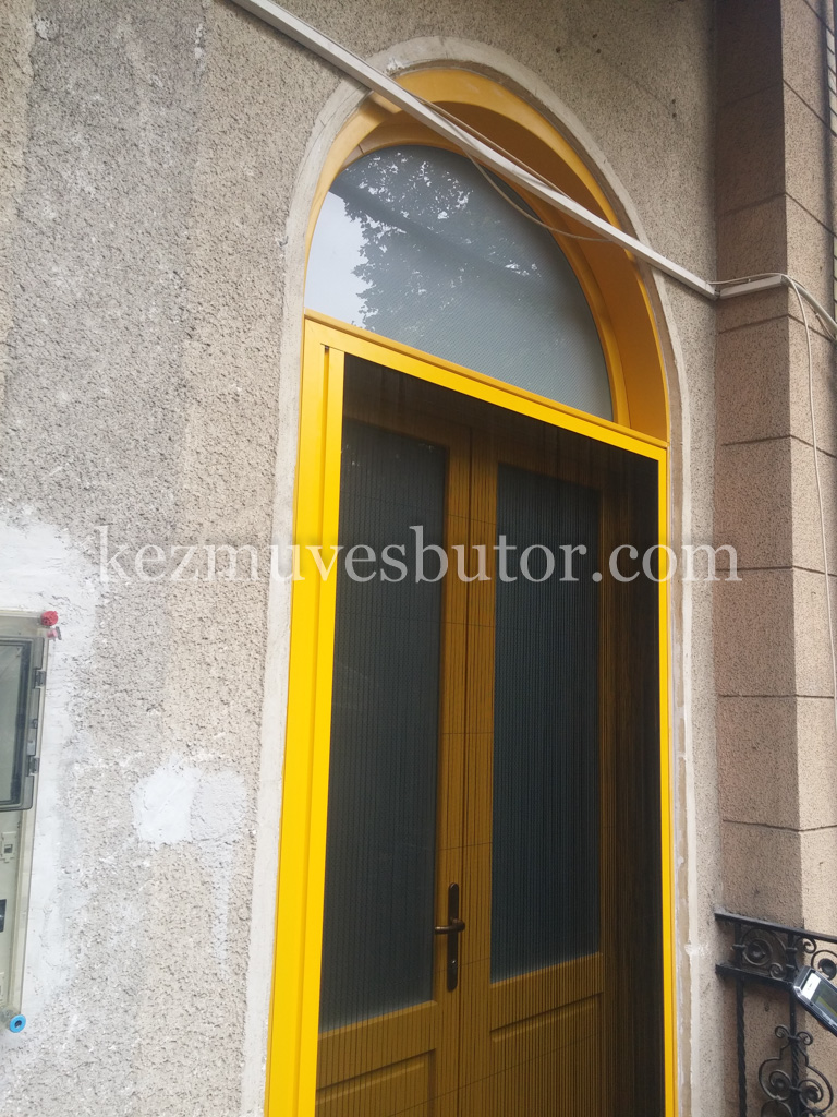Íves sárga belvárosi ajtó kép Íves sárga belvárosi ajtó