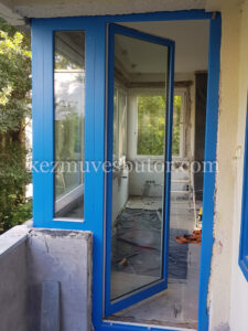 Kék színű borovi fenyő ablakok