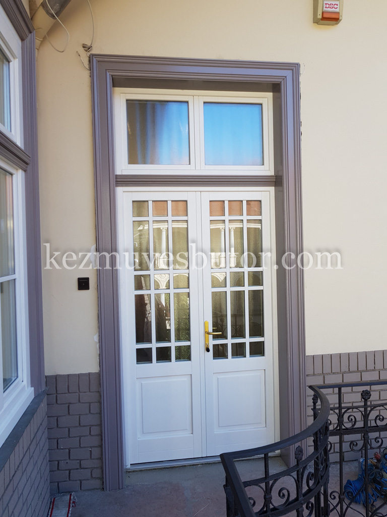 Kétszárnyú belváros ajtó álosztóval és felülvilágítóval kép Kétszárnyú belváros ajtó álosztóval és felülvilágítóval