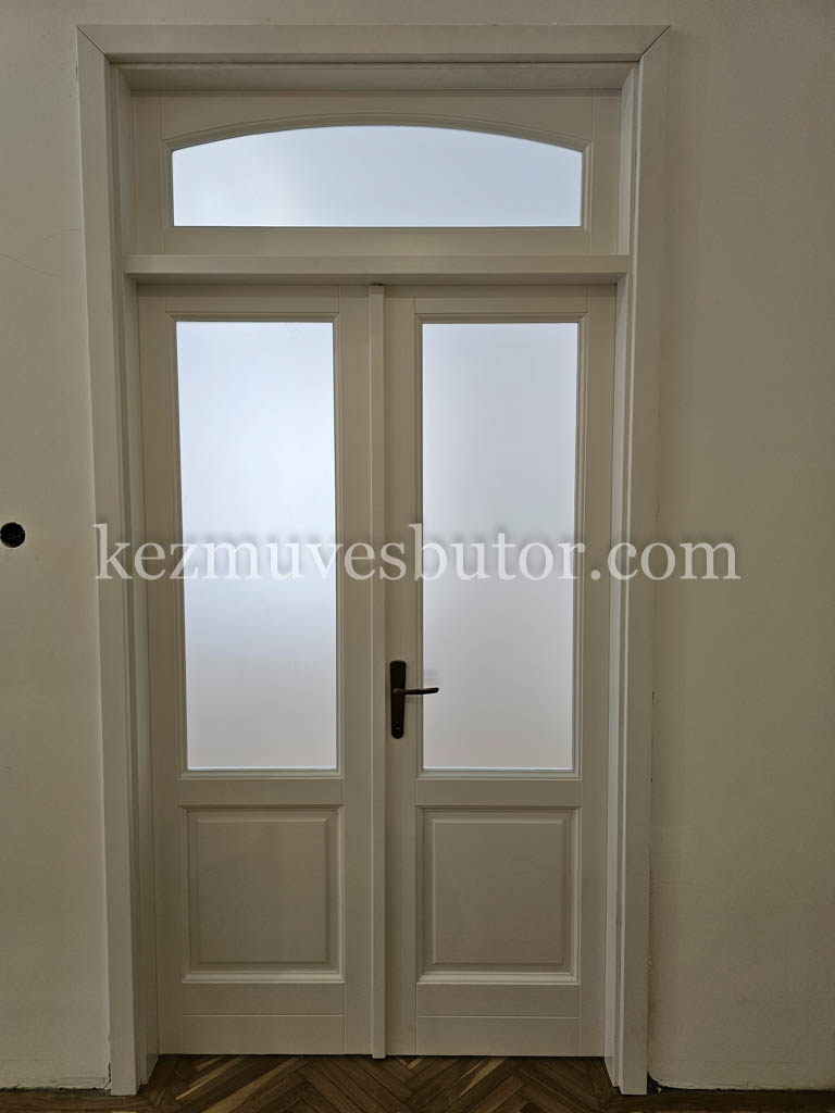 Kétszárnyú fehér fa beltéri ajtó felülvilágítóval Fehér kétszárnyú fa beltéri ajtó felülvilágítóval