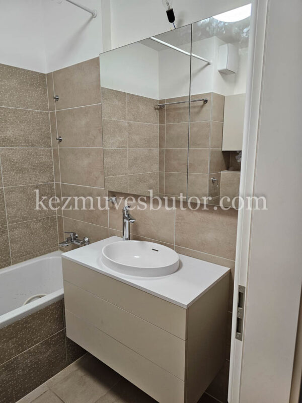 Modern kétszárnyú fürdőszobatükör prémium dizájnnal Kétszárnyú fürdőszobatükör modern kialakítással