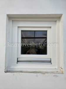Kicsi fa ablak fehér Kicsi fehérre festett fa ablak