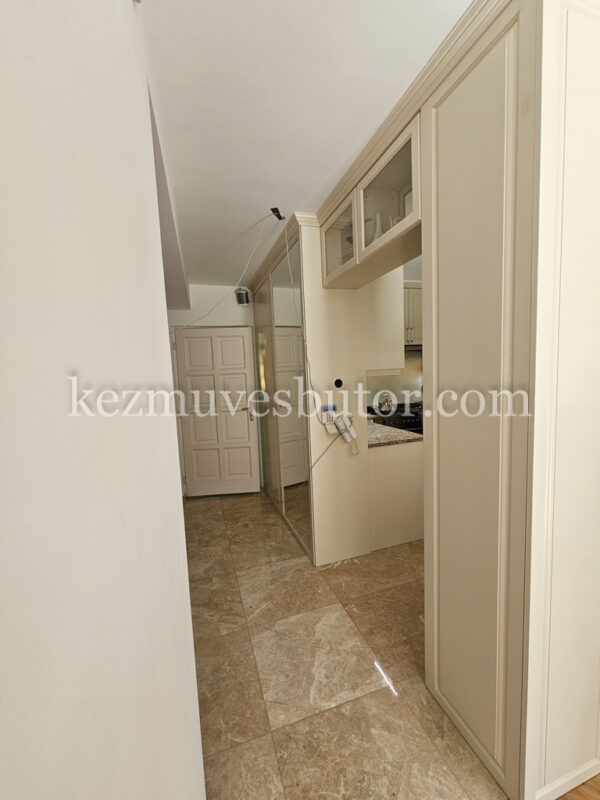 Konyhabútor előszoba fallal kép Konyhabútor előszoba fallal