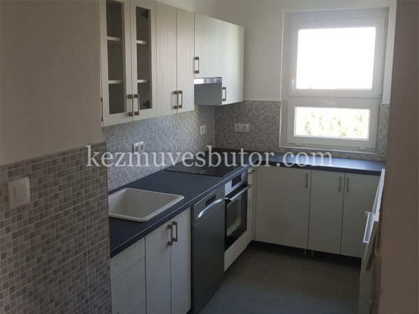 kép Konyhabútor fehér erezett fronttal