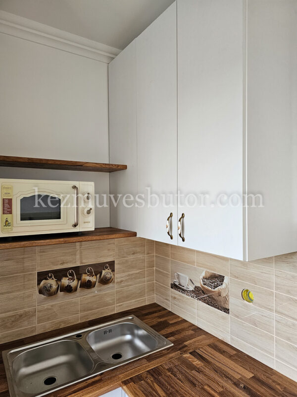 kép Konyhabútor tömör tölgyfa nyitott polcokkal