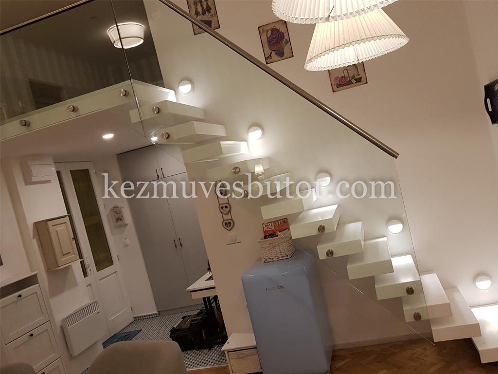 kép Lebegő lépcső üvegkorláttal