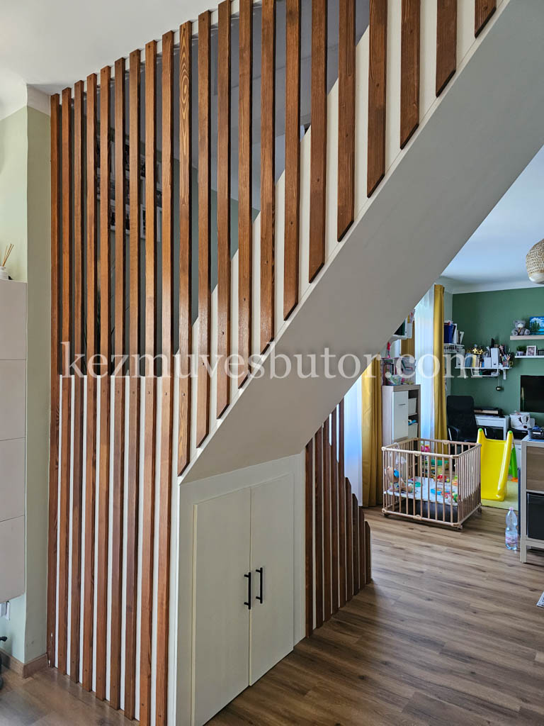 Lépcső alatti tároló ajtókkal kialakítva