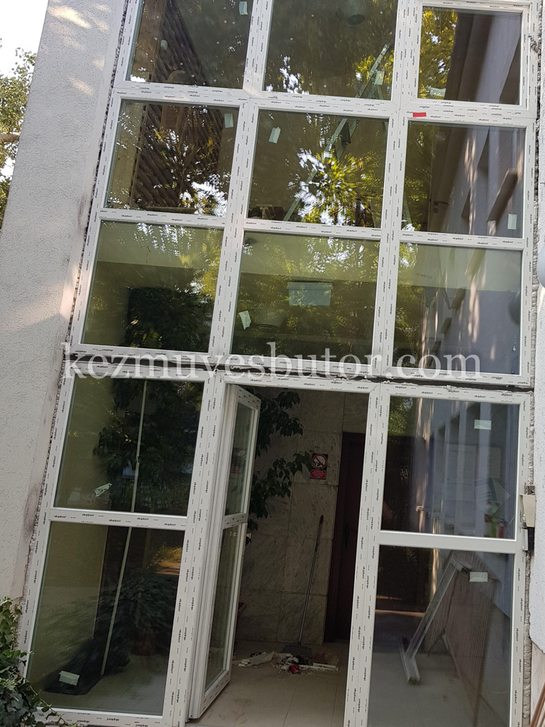 Lépcsőházi műanyag ajtó fix ablakokkal kép Lépcsőházi műanyag ajtó fix ablakokkal