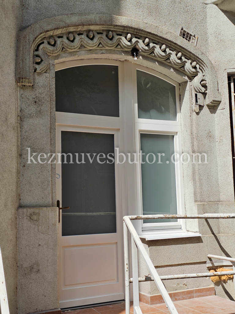 Lónyai íves bejárati ajtó műemlékvédelmi felújításhoz Íves bejárati ajtó műemléki épülethez, Lónyai utcai referencia