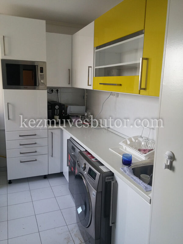 kép Magasfényű festett konyhabútor