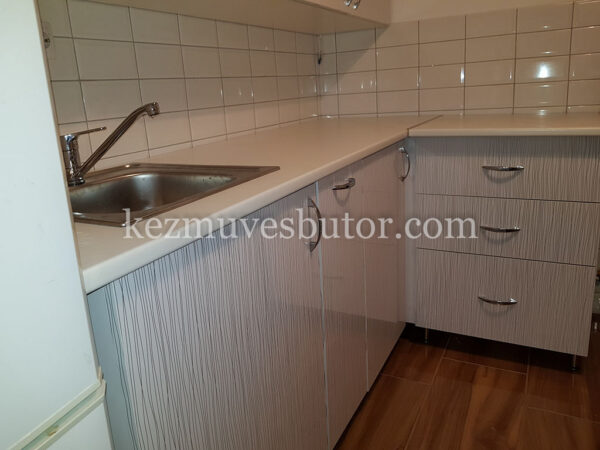 kép Magasfényű konyhabútor fém lábakkal