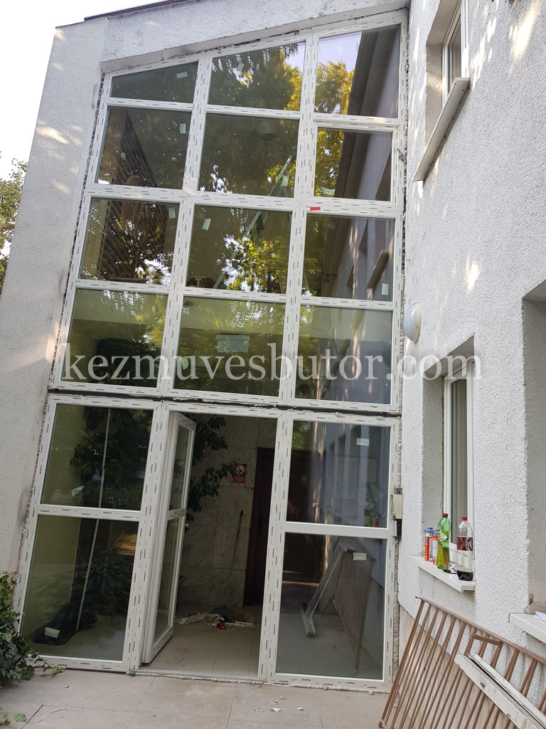 Műanyag portál ablak